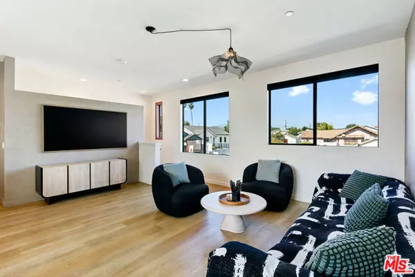 Los Angeles, CA 90065,3288 N Canary Way