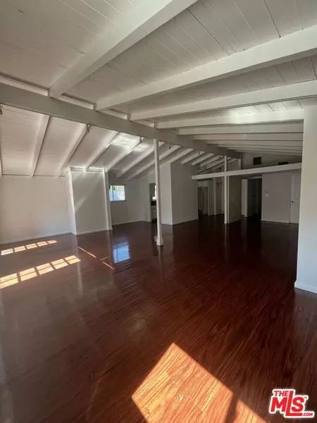 8227 LINDLEY Avenue, Reseda (los Angeles), CA 91335