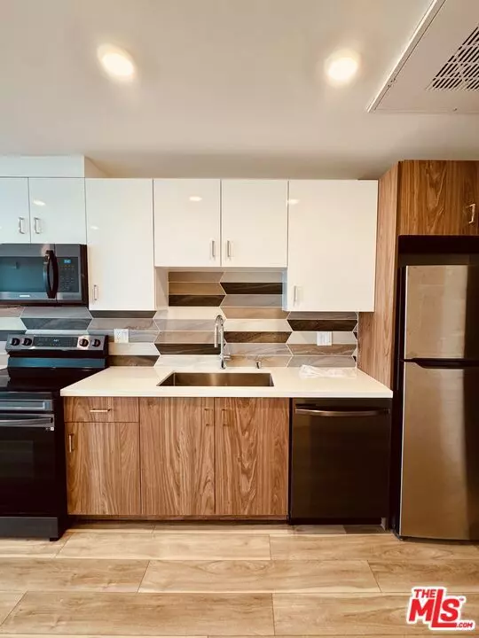 Los Angeles, CA 90004,252 N Hoover Street #205