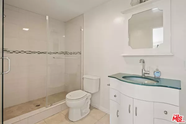 Los Angeles, CA 90038,822 N Mccadden Place