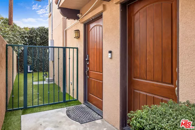 Los Angeles, CA 90038,822 N Mccadden Place