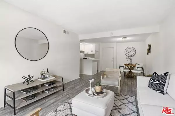 Tarzana (los Angeles), CA 91356,18620 Hatteras Street #276