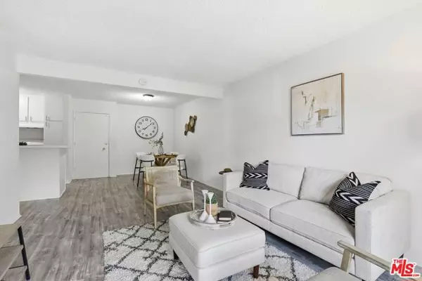 Tarzana (los Angeles), CA 91356,18620 Hatteras Street #276