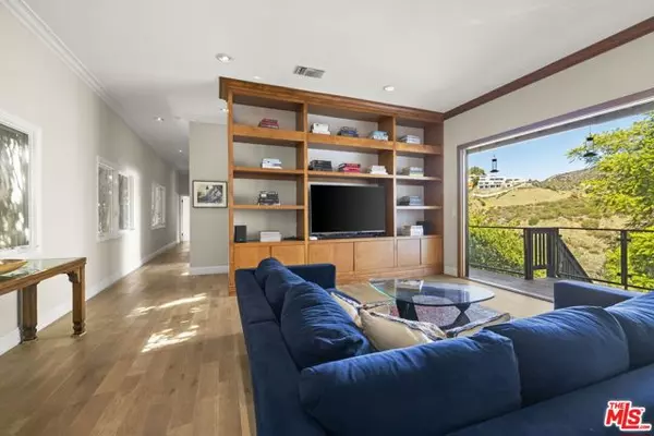 Los Angeles, CA 90049,1018 N Tigertail Road