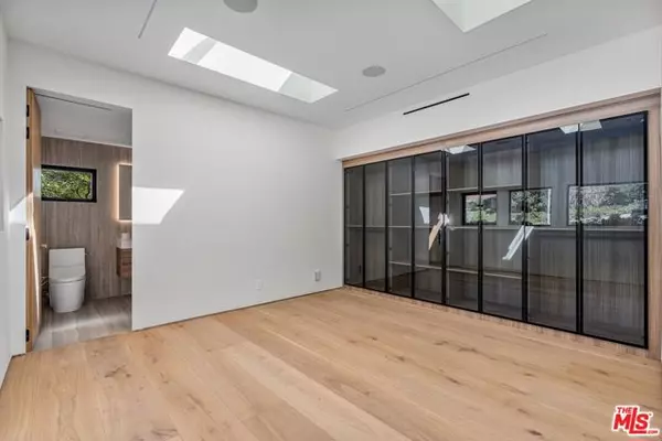 Los Angeles, CA 90049,2501 Banyan Drive