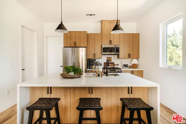 Los Angeles, CA 90004,4460 Maplewood Avenue