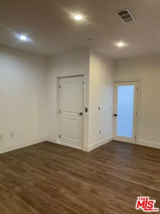 North Hollywood (los Angeles), CA 91606,6633 Troost Avenue #102