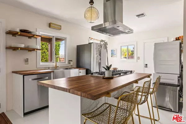 North Hollywood (los Angeles), CA 91601,11202 Emelita Street