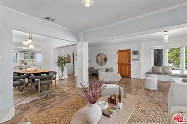 Sherman Oaks, CA 91403,4104 Saugus Avenue