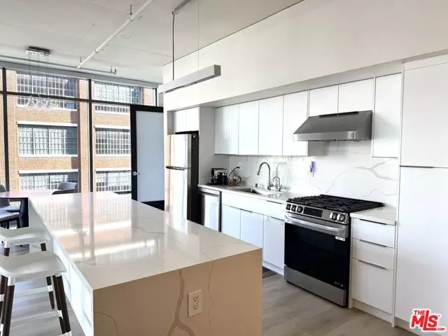 Los Angeles, CA 90015,1100 S Hope Street #516