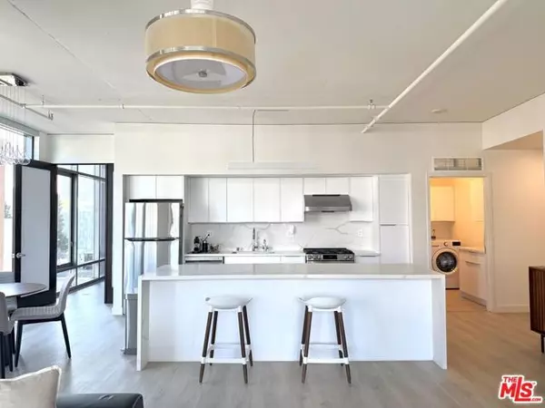 Los Angeles, CA 90015,1100 S Hope Street #516