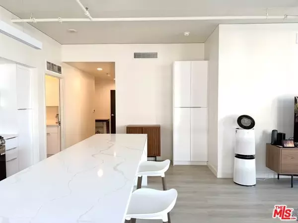 Los Angeles, CA 90015,1100 S Hope Street #516