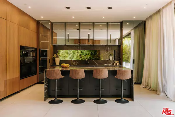 Los Angeles, CA 90048,515 N Harper Avenue