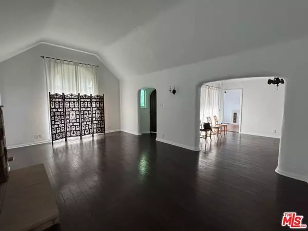 Los Angeles, CA 90048,326 N La Jolla Avenue