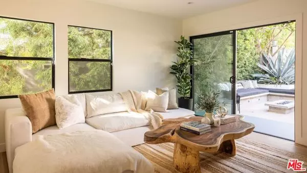 Los Angeles, CA 90066,13053 Rose Avenue