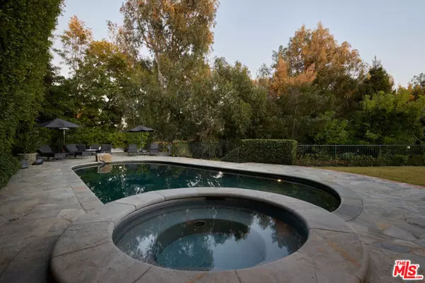 Los Angeles, CA 90049,196 Granville Avenue