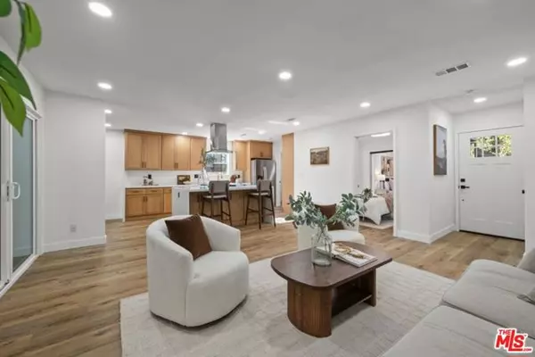 Van Nuys (los Angeles), CA 91406,15358 Gault Street