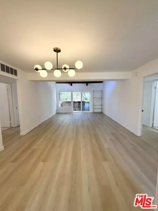 Tarzana (los Angeles), CA 91356,18350 Hatteras Street #256