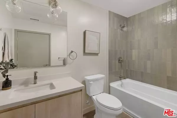 Los Angeles, CA 90042,6320 Garvanza Avenue #211