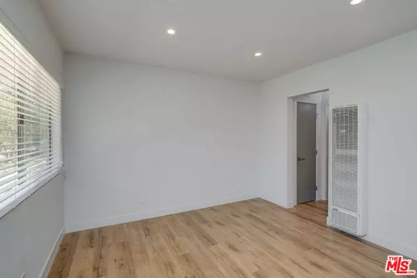 Los Angeles, CA 90066,4140 Grand View Boulevard #17