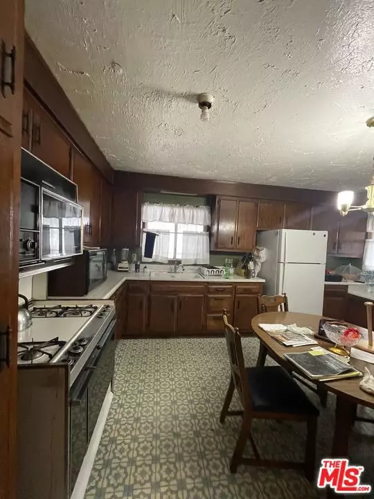 Los Angeles, CA 90016,2934 Hillcrest Drive