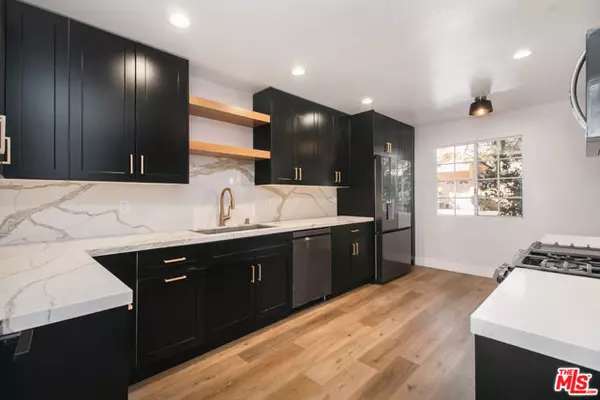 Encino (los Angeles), CA 91316,5200 White Oak Avenue #33