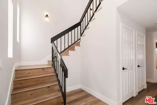 Encino (los Angeles), CA 91316,5200 White Oak Avenue #33