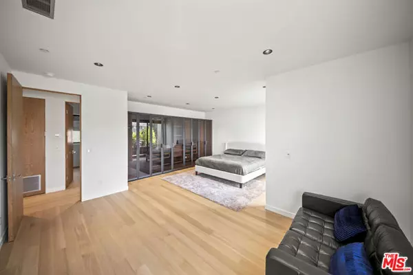 Santa Monica, CA 90405,212 Bay Street #102