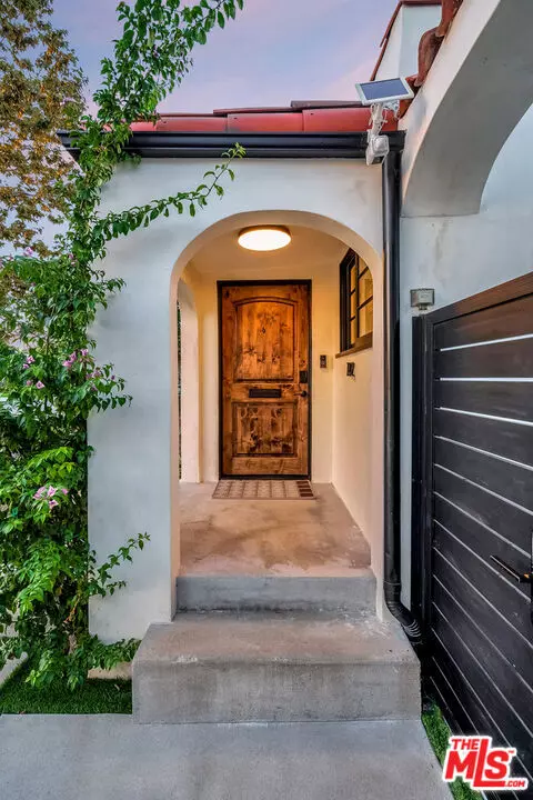 Los Angeles, CA 90038,742 N June Street