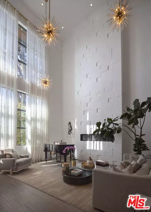 Los Angeles, CA 90049,800 N Tigertail Road