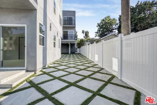 North Hollywood (los Angeles), CA 91601,10826 Hesby Street