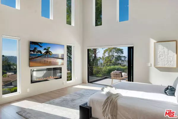 7966 Mulholland Drive, Los Angeles, CA 90046