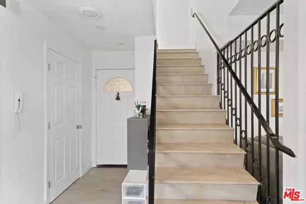 North Hollywood (los Angeles), CA 91601,10916 Huston Street #102