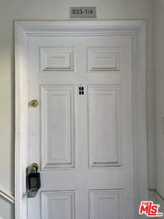 Los Angeles, CA 90006,933 S Hobart Boulevard #1/4