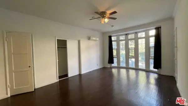 Los Angeles, CA 90006,933 S Hobart Boulevard #1/4