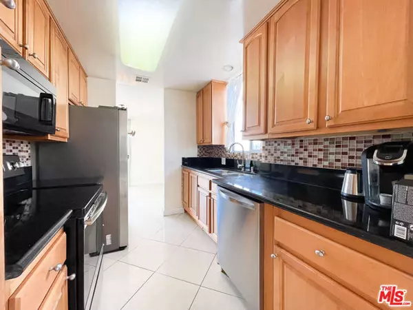 Los Angeles, CA 90048,100 S Doheny Drive #920