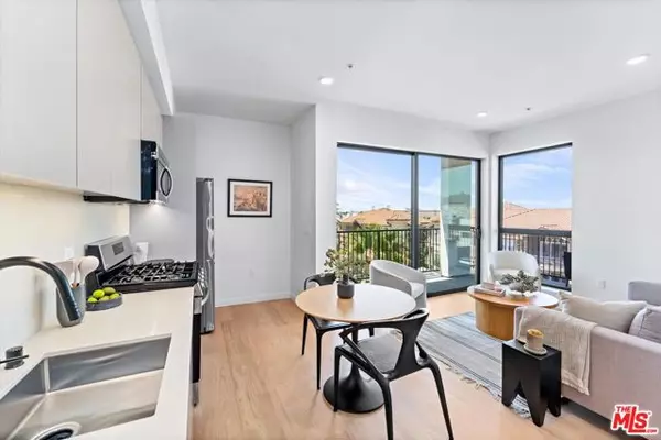 Los Angeles, CA 90006,904 S New Hampshire Avenue #301