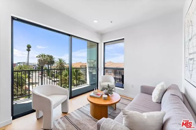 Los Angeles, CA 90006,904 S New Hampshire Avenue #301