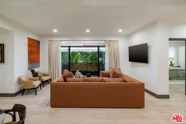 Los Angeles, CA 90048,118 N Orlando Avenue #202