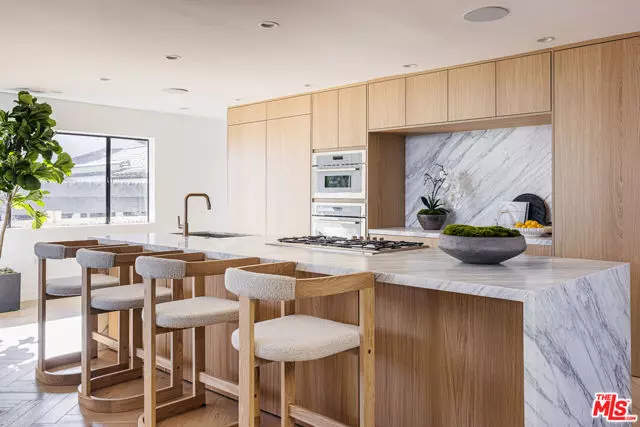 Los Angeles, CA 90046,7866 Fareholm Drive