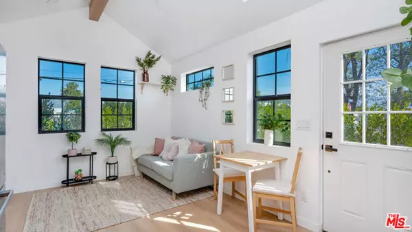 North Hollywood (los Angeles), CA 91606,6761 Case Avenue