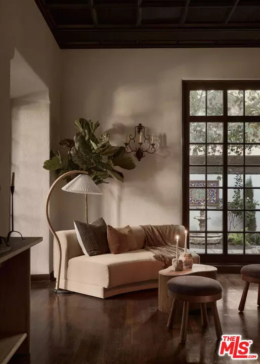 Los Angeles, CA 90020,545 S Rimpau Boulevard