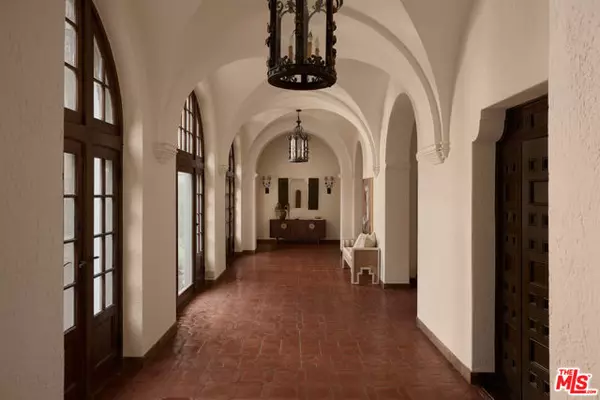 Los Angeles, CA 90020,545 S Rimpau Boulevard