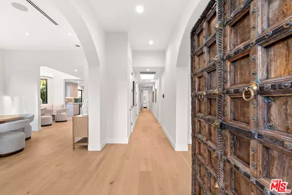 Los Angeles, CA 90048,100 S La Jolla Avenue