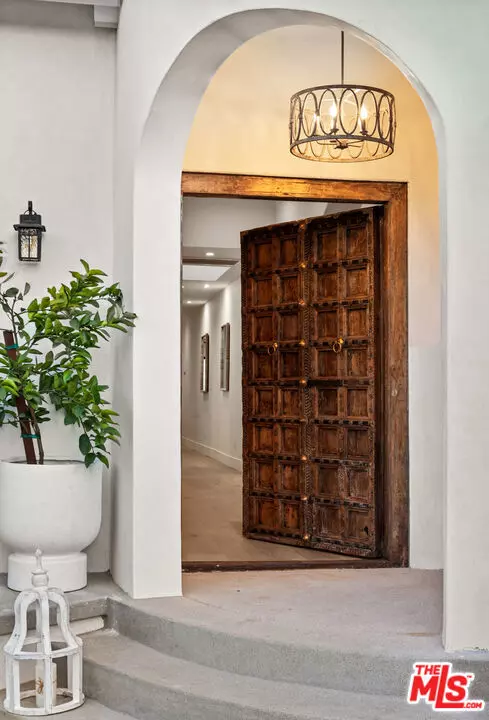 Los Angeles, CA 90048,100 S La Jolla Avenue