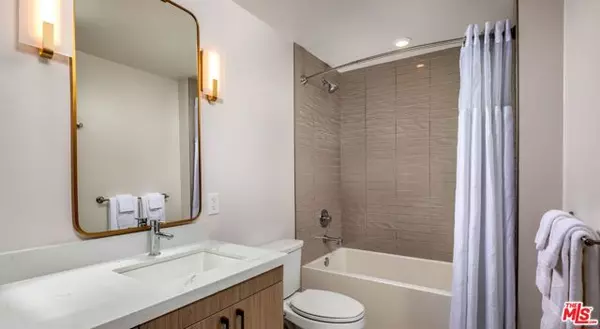 Los Angeles, CA 90015,1340 S Hill Street #207