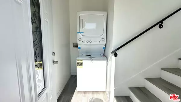 Los Angeles, CA 91406,16023 Wyandotte Street