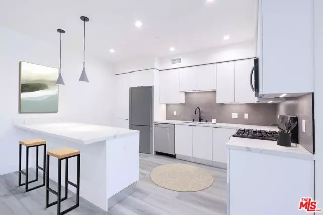 Los Angeles, CA 90066,11800 Courtleigh Drive #404