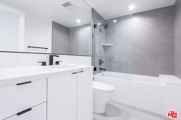 Los Angeles, CA 90066,11800 Courtleigh Drive #404