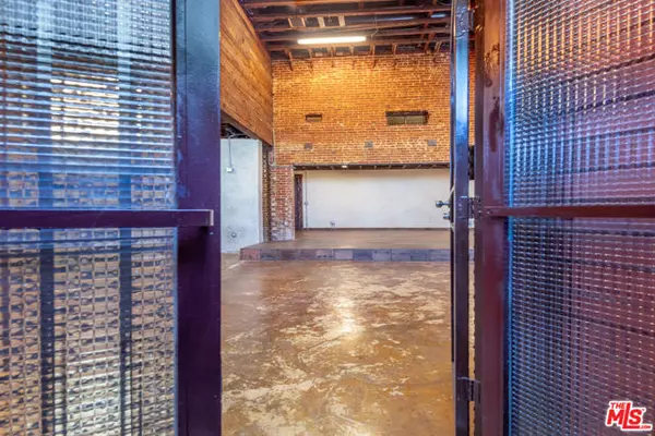 5000 W Adams Boulevard, Los Angeles, CA 90016